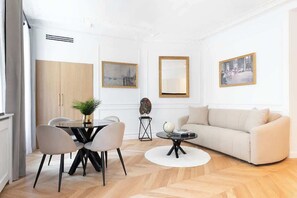 Interior - A Sublime 1-BR with Services -Opéra (Paris)