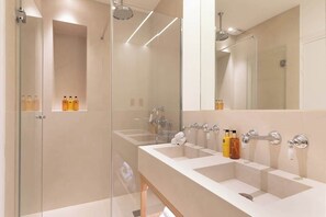 Suihku, hiustenkuivaaja