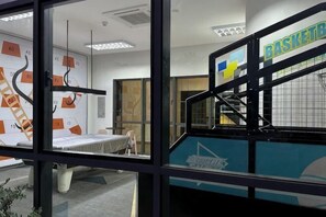 Une chambre avec un lit, un bureau et une fenêtre.