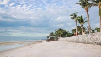 ชายหาด