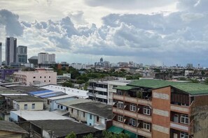 Un paisaje urbano con varios edificios, incluyendo una combinación de residencias y edificios comerciales.