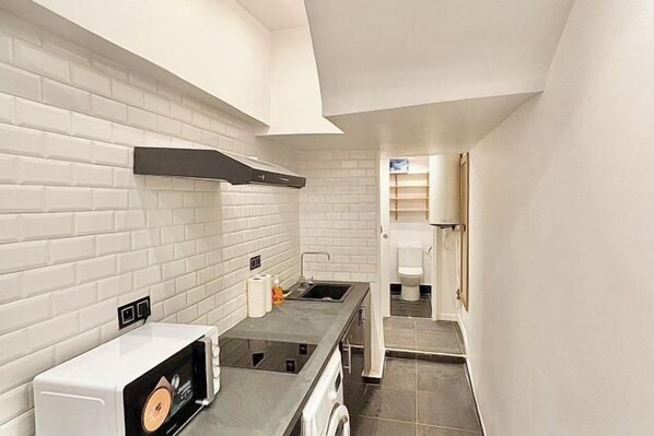 Private kitchen - Cozy Apartment Near Marais on Rue Trousseau (Paris)