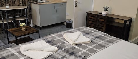 Deluxe Studio | Living area