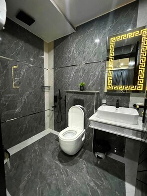 Dusche, Bidet, Handtücher, Seife