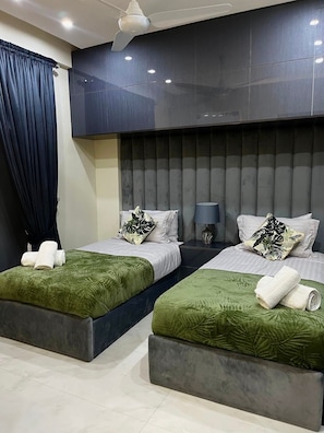 2 chambres, fer et planche Ă repasser