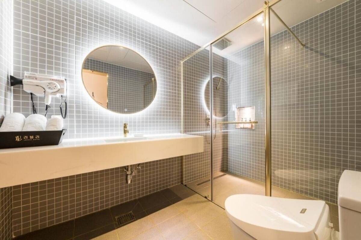 Double Room, 1 King Bed, Non Smoking | Bathroom | Free toiletries, hair dryer, towels, soap