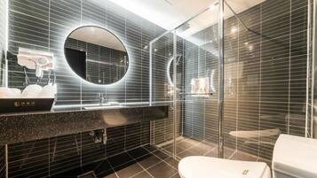 Double Room, 1 King Bed, Non Smoking | Bathroom | Free toiletries, hair dryer, towels, soap