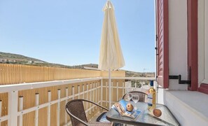 Outdoor dining - Akakia Residence (Naxos)