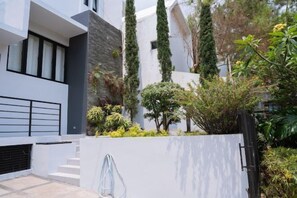 المنطقة المحيطة بالمنشأة