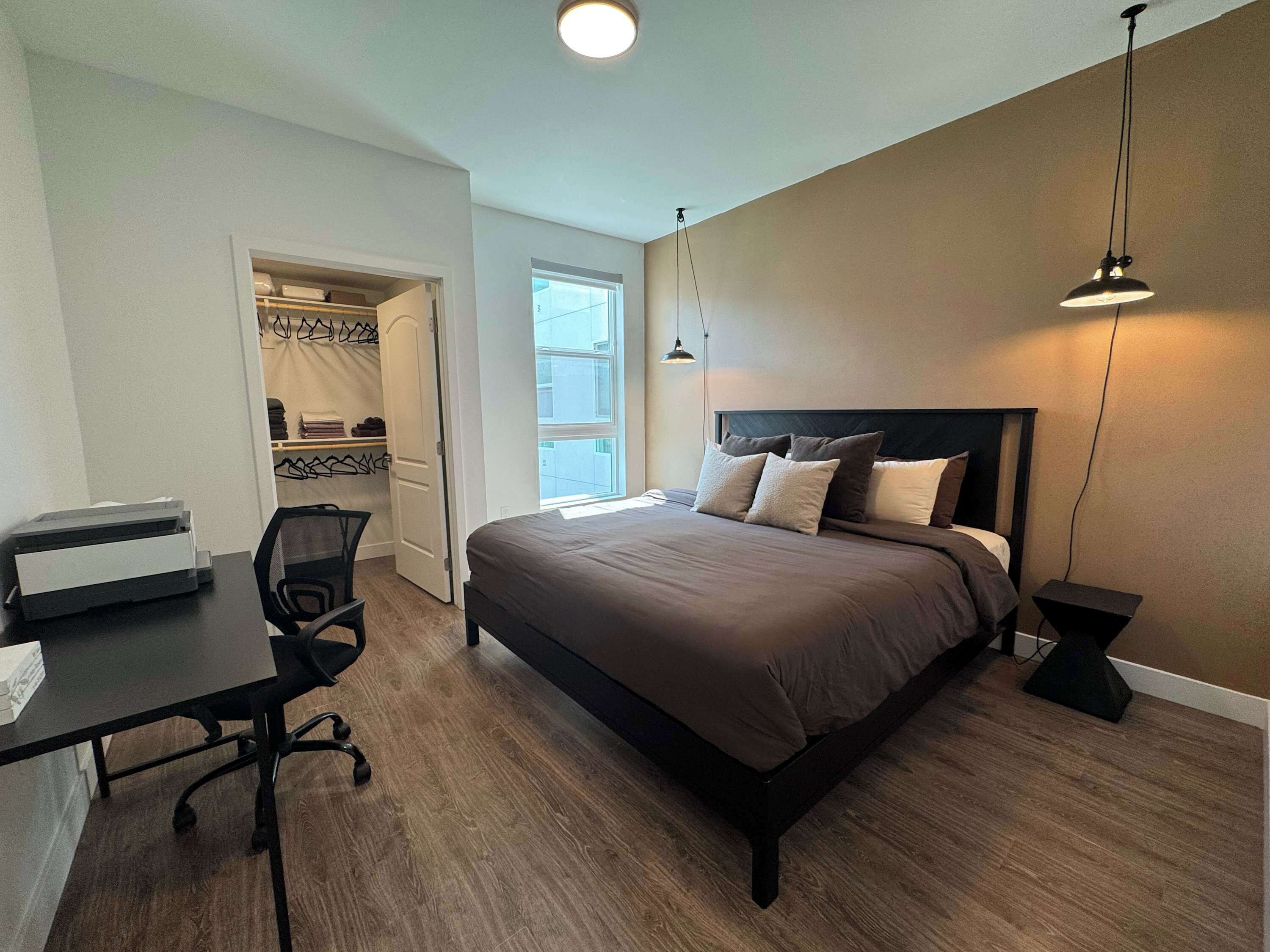 1 quarto, escrivaninha, ferros/tábuas de passar roupa, berço de viagem