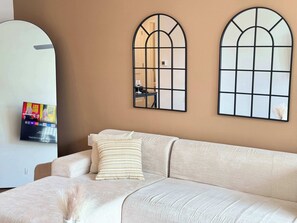 Älytelevisio, pöytäjalkapallopöytä, työhuone