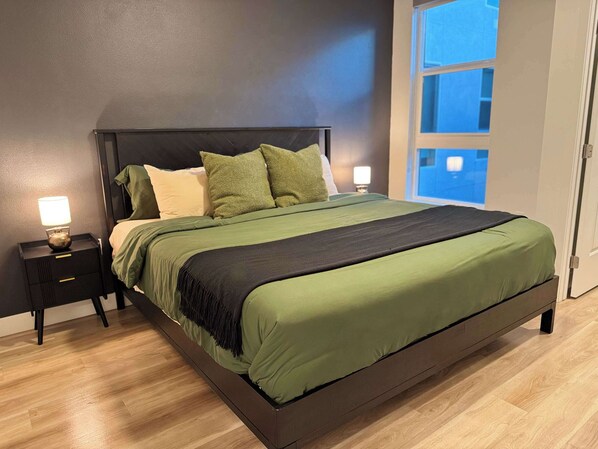 1 chambre, bureau, fer et planche Ă repasser, lit parapluie