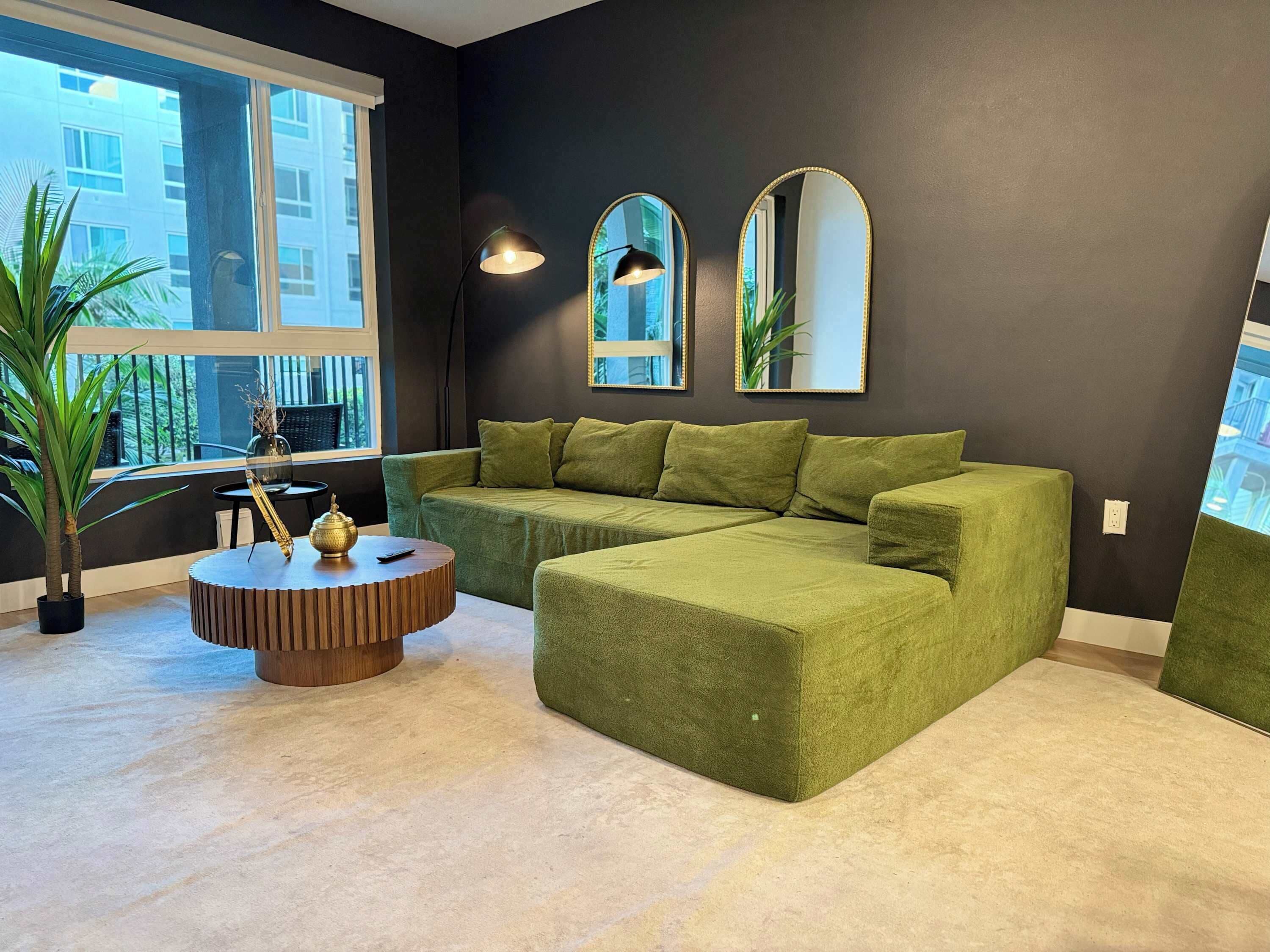 Smart-tv, tafelvoetbal, een tafeltennistafel en boeken