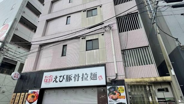 A building with a sign for a restaurant. - YMK Oshiage 5B (Tokyo)