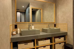 A bathroom with two sinks, a large mirror, and wicker baskets on shelves. - SOSEI-IN@YASAKA TEMPLE (Kyoto)