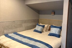 A single bed with a headboard, a bedside table, and a wall-mounted nightstand. - SOSEI-IN@YASAKA TEMPLE (Kyoto)