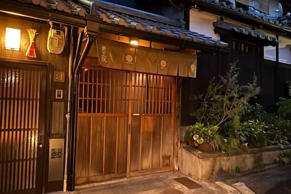 A traditional Japanese building with a wooden gate, a tiled roof, and a small garden area with plants. - SOSEI-IN@YASAKA TEMPLE (Kyoto)