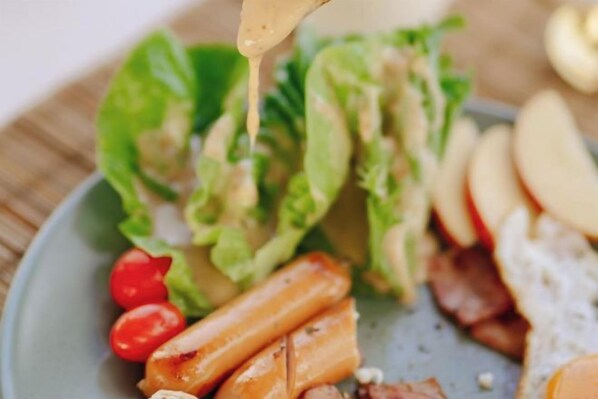 A plate with a salad, bacon, and apple slices. - Akano Doichang (Mae Suai)
