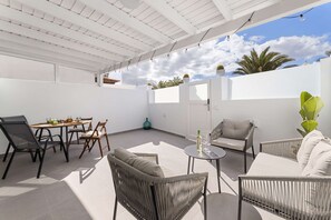 🌴 Open air, soft light, and slow rhythms. Your private patio invites long breakfasts, laughter, and quiet evenings beneath Lanzarote’s sky. ☀️✨