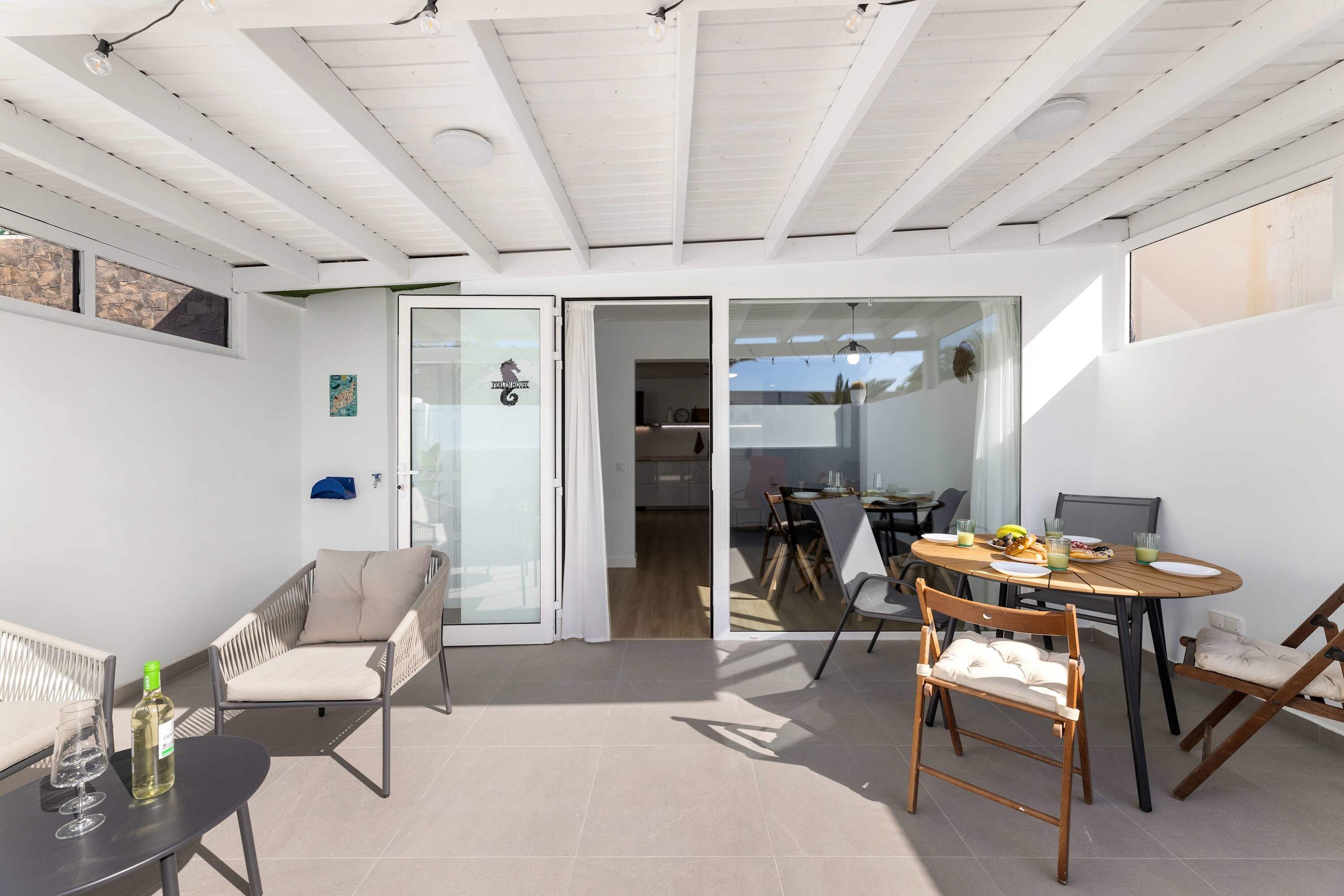 ☀️ From the patio to the living room, light flows freely. A seamless space to share mornings, meals, and the calm rhythm of Lanzarote. 🌊✨