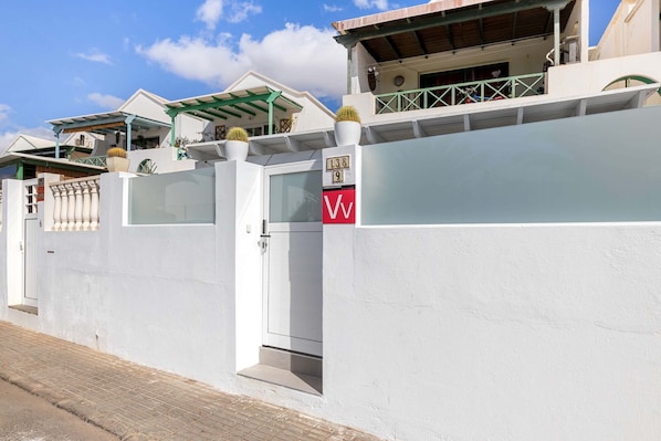 🚪 Behind this white wall awaits calm and light. Welcome to Ferlen House — your private hideaway by the sea in Playa Honda. 🌊✨