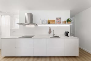 🍋 Pure lines, soft light, and island simplicity. A bright kitchen designed for slow breakfasts and effortless living. ☀️✨