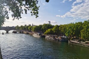 Unclassified image, 4 of 25, button - Sans soucis-Latin Quarter,Paris (Paris)