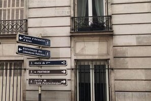 Unclassified image, 5 of 25, button - Sans soucis-Latin Quarter,Paris (Paris)