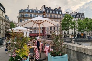 Unclassified image, 3 of 25, button - Sans soucis-Latin Quarter,Paris (Paris)
