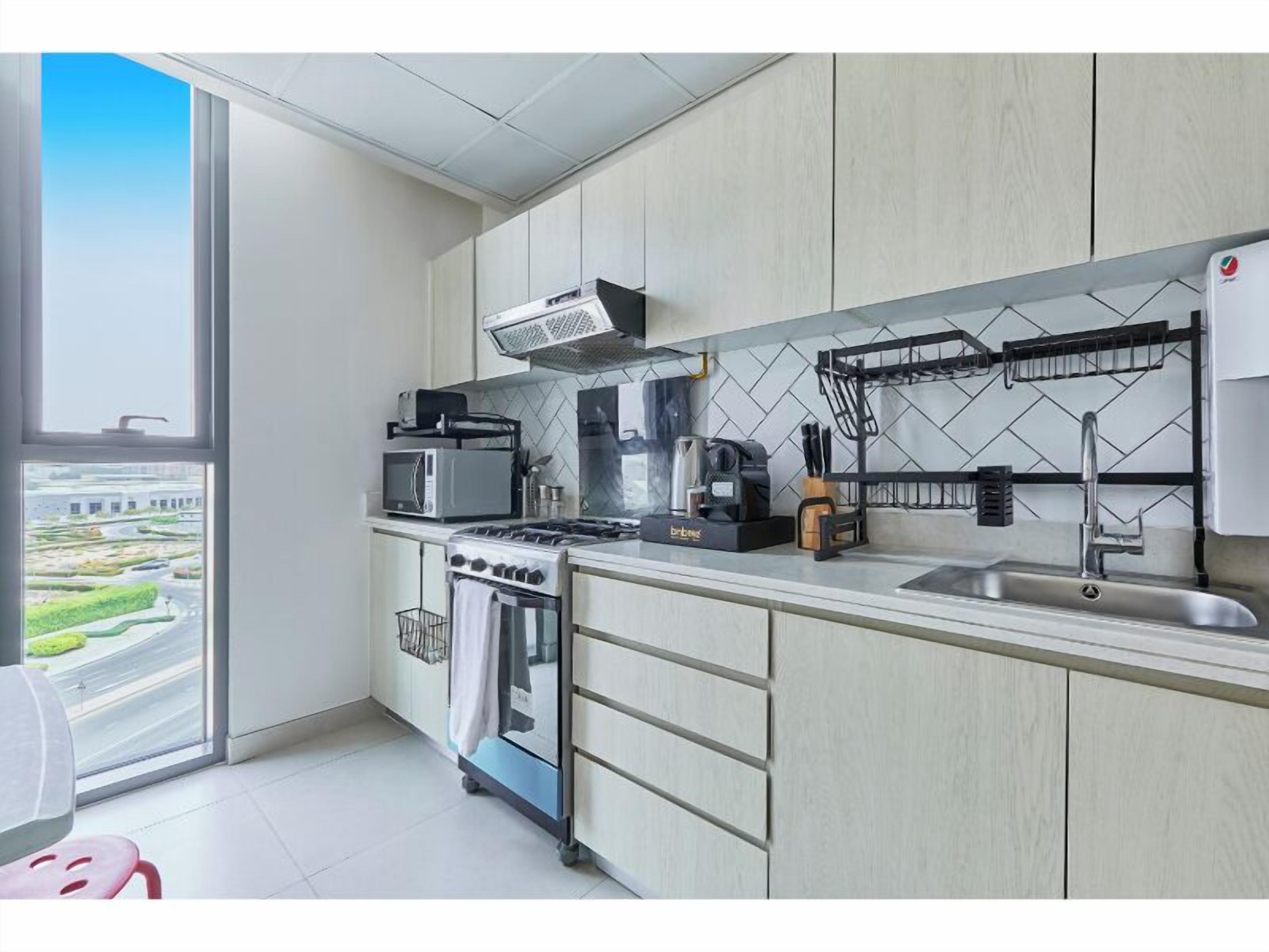 Premium Apartment, 1 Bedroom, City View | Private kitchen | Fridge, microwave, oven, stovetop
