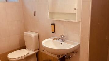 Doccia, asciugacapelli, asciugamani, sapone