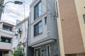 A residential building with a modern facade, large windows, and a visible balcony. - Mi-Villa AZABU Tokyo Tower View (Tokyo)