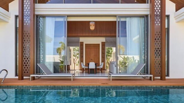 A modern poolside area with a clear view of the pool, lounge chairs, and a dining area. - The Ozon Bangtao 3-bedrooms Villas with pool by My Home Phuket (Phuket)