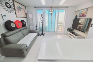 Unclassified image, 4 of 22, button - jeni's house (Seoul)