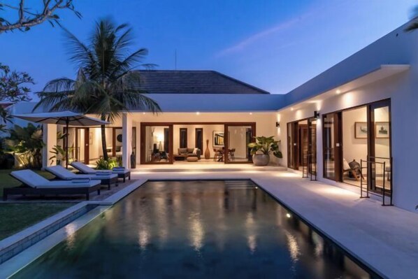 حمام سباحة خارجي