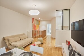 Televisión y oficina 