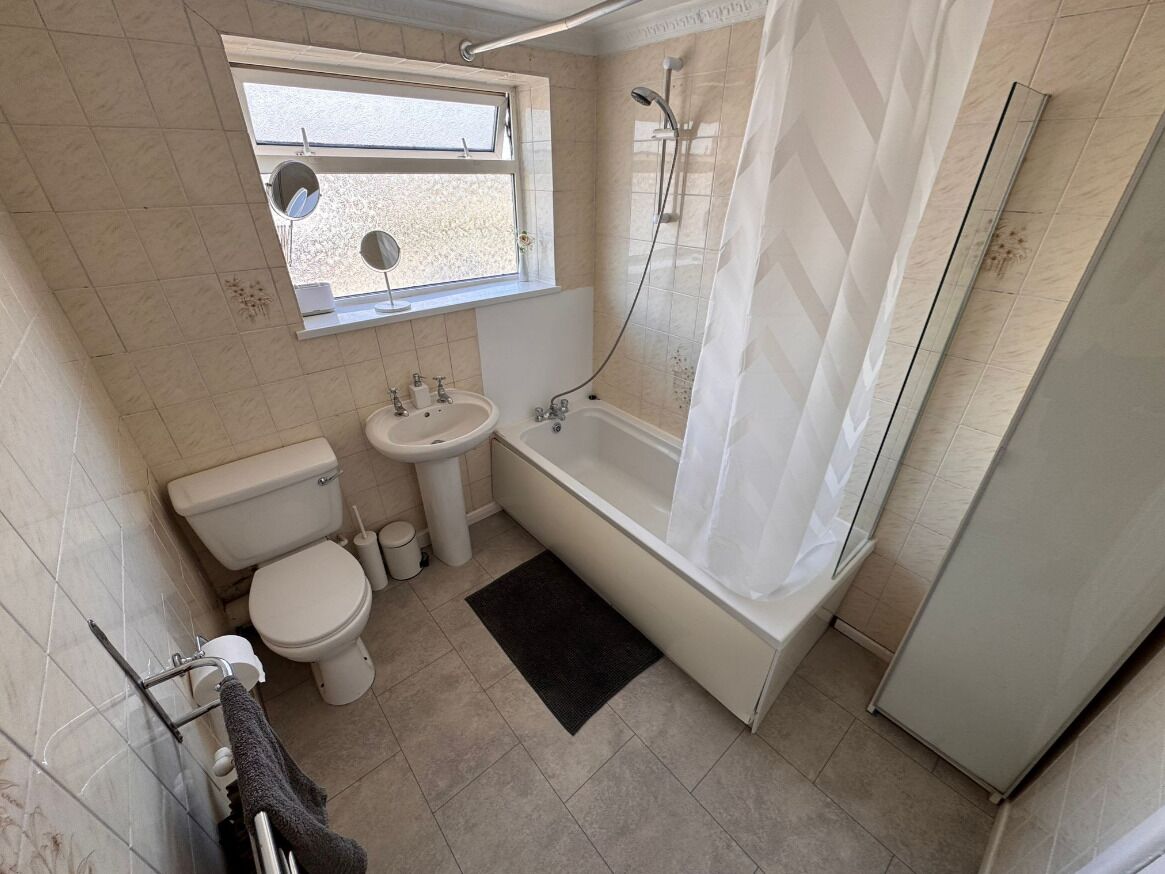 Dusch, handdukar, tvål och toalettpapper