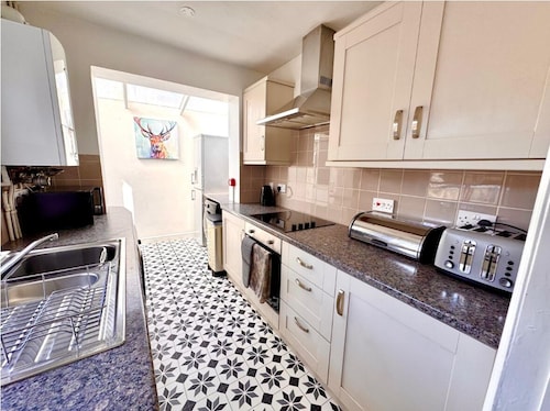 Entire house in central Bournemouth, sleeps 8, 13 min walk to beach