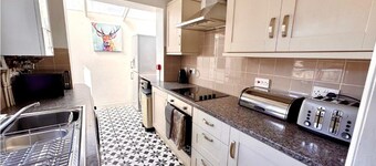 Entire house in central Bournemouth, sleeps 8, 13 min walk to beach