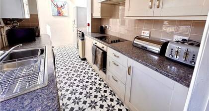 Entire house in central Bournemouth, sleeps 8, 13 min walk to beach