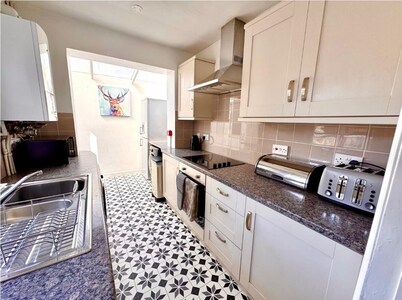 Entire house in central Bournemouth, sleeps 8, 13 min walk to beach