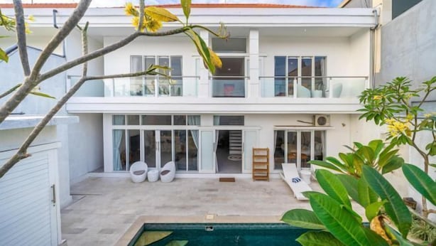 A two-story house with a balcony, a swimming pool, and a garden. - Villa Casa Antonio (Bali)