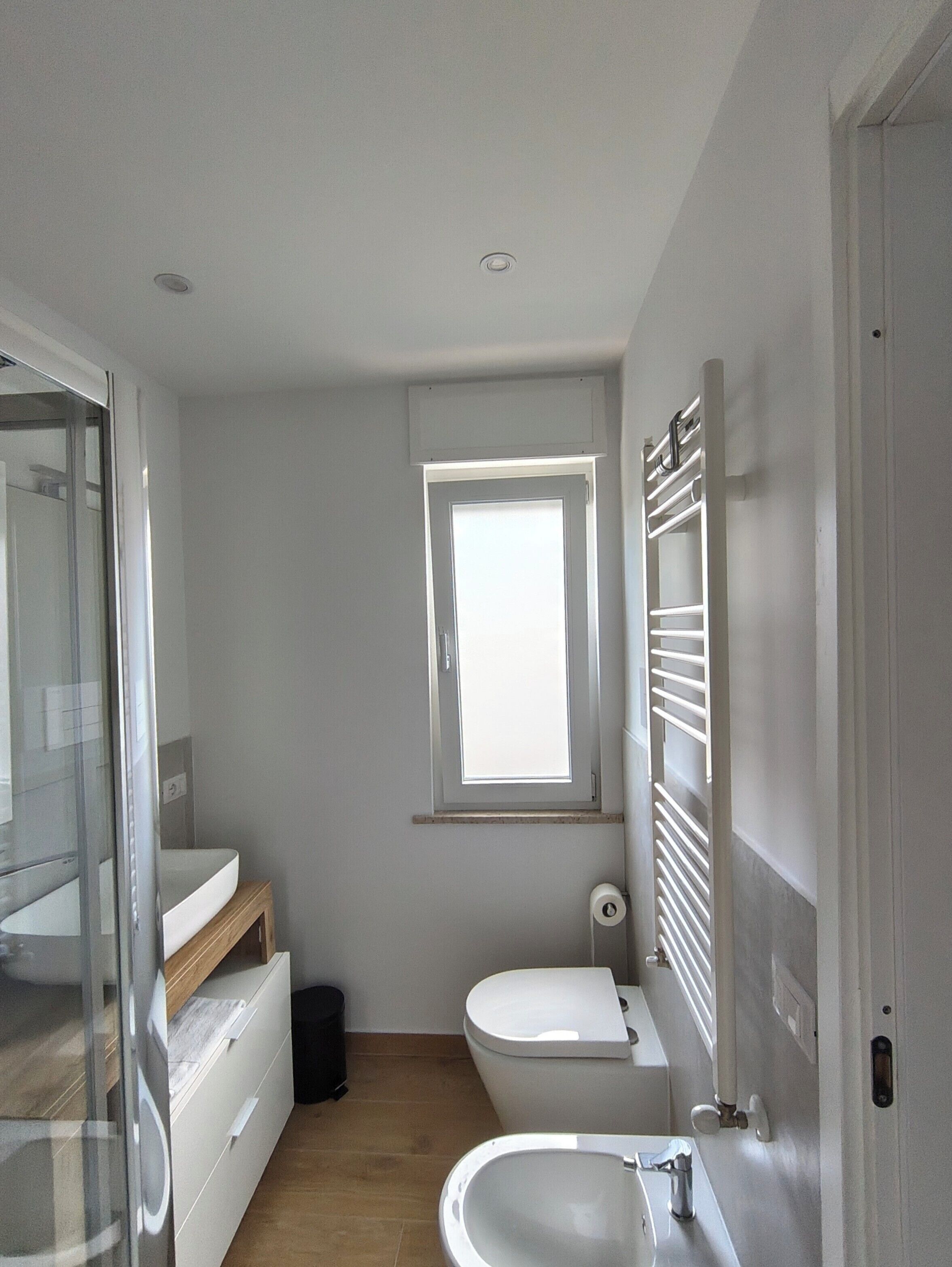 Doccia, asciugacapelli, bidet, sapone