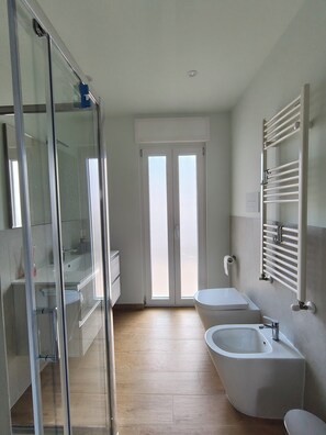 Dusche, Haartrockner, Bidet, Seife