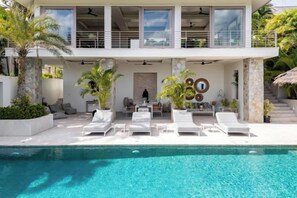 A modern house with a pool, lounge chairs, and a dining area. - Kohia, 5Br/5BTH, Sea Views, Serviced Daily, Chef on Request, North Chaweng (Koh Samui)