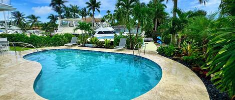 Et oppvarmet basseng