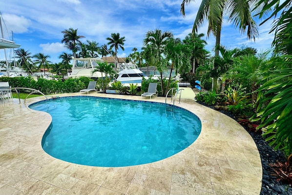 A heated pool - 4/3-Heated Pool-Dock-Ping Pong-Kayaks-Luxurious (Dania Beach)
