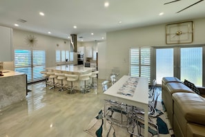 Interior - 4/3-Heated Pool-Dock-Ping Pong-Kayaks-Luxurious (Dania Beach)