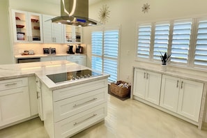 Fridge, microwave, oven, stovetop - 4/3-Heated Pool-Dock-Ping Pong-Kayaks-Luxurious (Dania Beach)