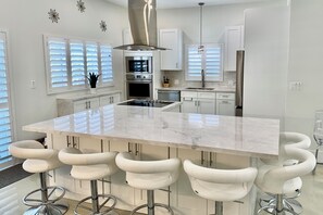 Fridge, microwave, oven, stovetop - 4/3-Heated Pool-Dock-Ping Pong-Kayaks-Luxurious (Dania Beach)